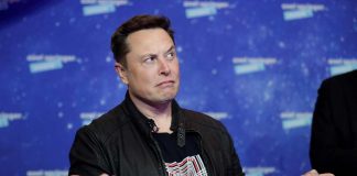 Elon Musk prende in giro un dipendente disabile