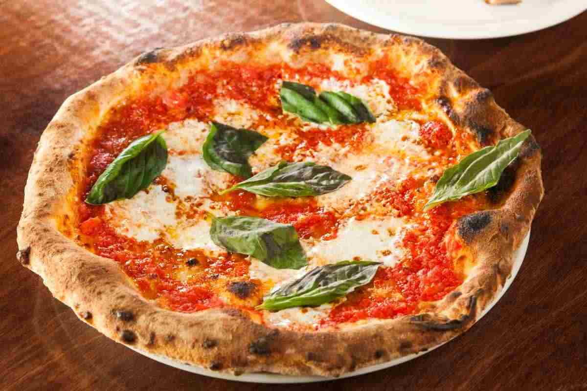 Napoli: arriva la pizza con farina di grillo