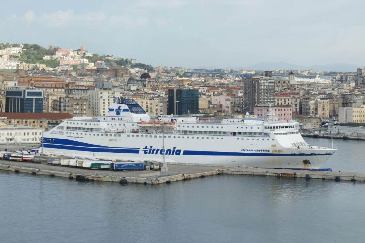 Nave crociera porto Napoli